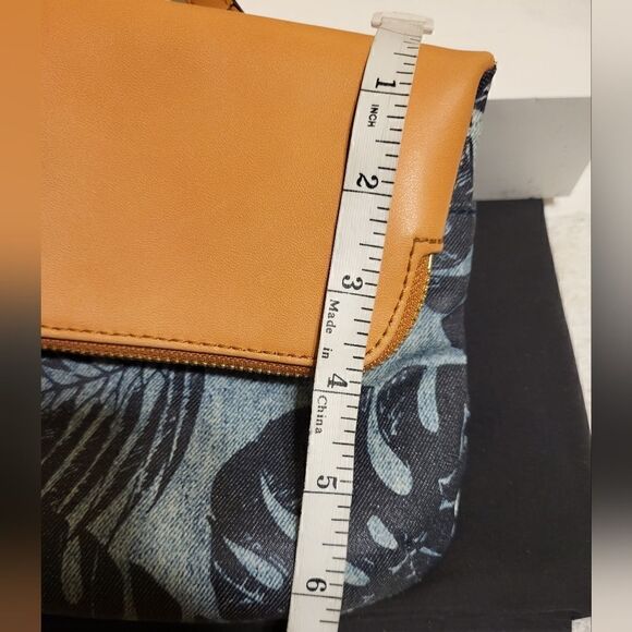 G.I.L.I. Tan Leather/Palm Print Canvas 2-in-1=Clutch/Crossbody Bag MSRP $139 - Picture 4 of 10